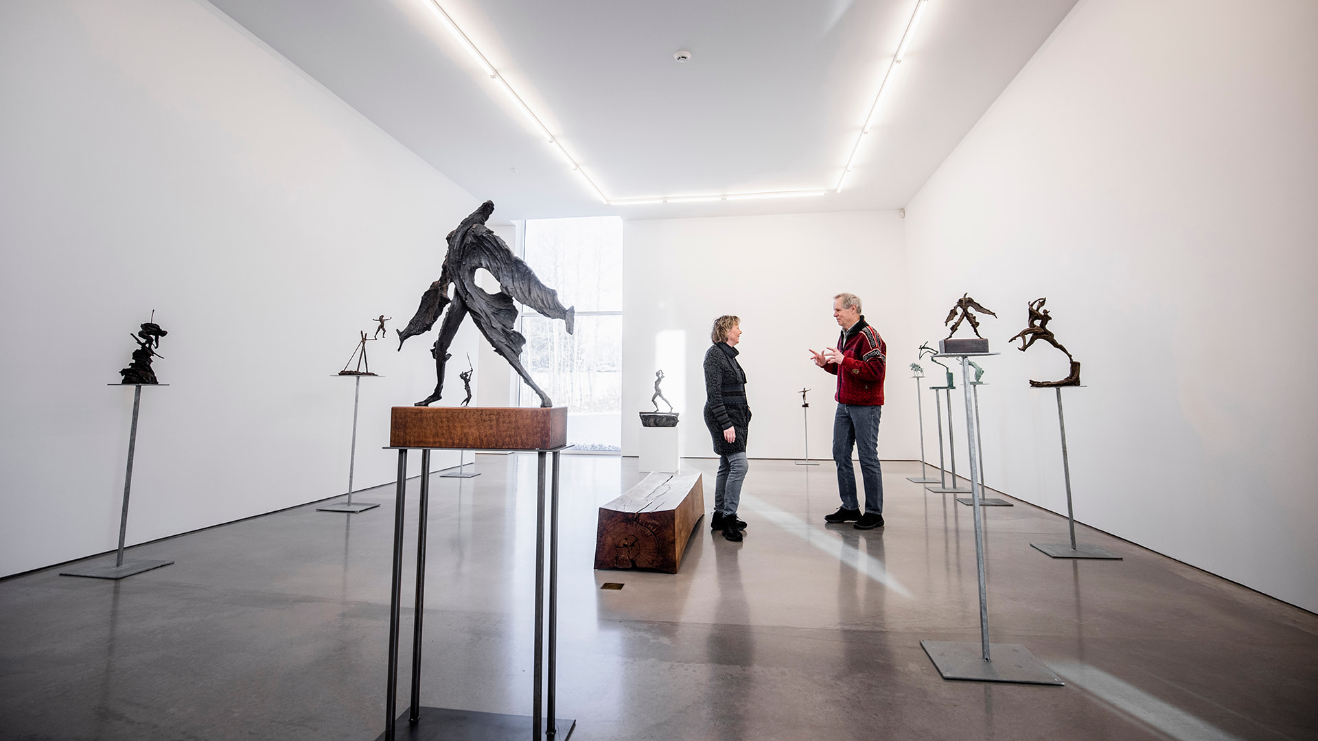 Två personer pratar med varandra bland konstverk inne på Galleri Örsta